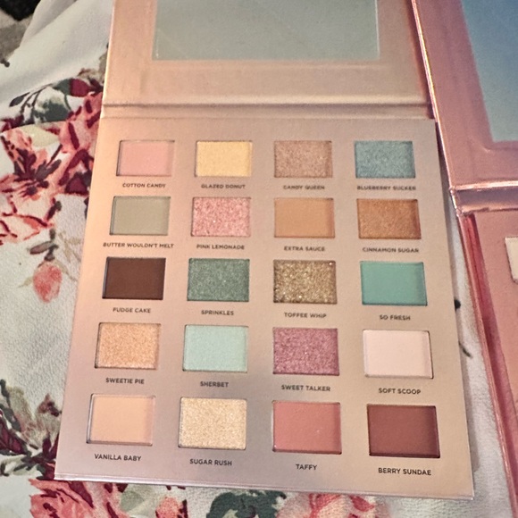 Iconic London Eyeshadow Bundle - Picture 3 of 8